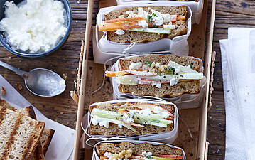 Low-Carb Brot mit körnigem Frischkäse, Möhren und Walnüssen Low-Carb Brot mit körnigem Frischkäse, Möhren und Walnüssen