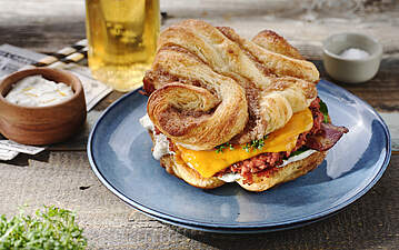 Vegetarischer Smash Burger mit Franzbrötchen Bun