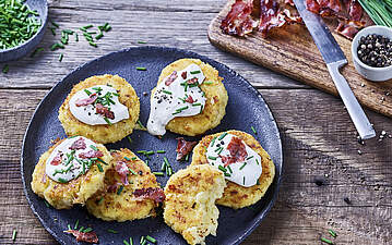 Kartoffelpüree-Küchlein mit Frühstücksspeck und Sour Cream