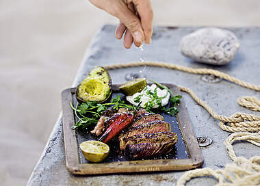 Gegrilltes Rib-Eye-Steak mit Avocado-Beilage