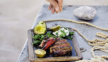 Gegrilltes Rib-Eye-Steak mit Avocado-Beilage