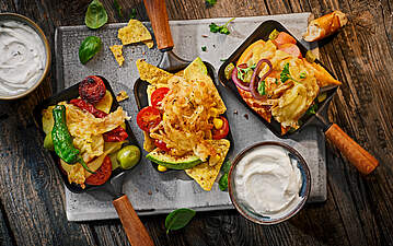Raclette-Party mit Tortilla-Chips, Chorizo & Laugenbrezel