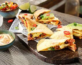 Vegane Quesadillas mit Hackalternative und Kidneybohnen