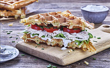 Waffel-Sandwich mit Skyr und pochierter Hähnchenbrust