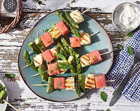 Spargel-Melonen-Halloumi-Grillspieße mit Buttermilch-Zitronen-Marinade