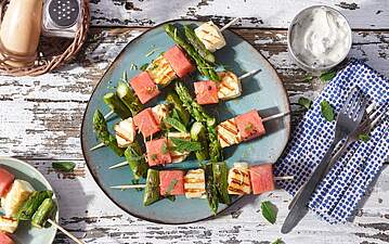 Spargel-Melonen-Halloumi-Grillspieße mit Buttermilch-Zitronen-Marinade