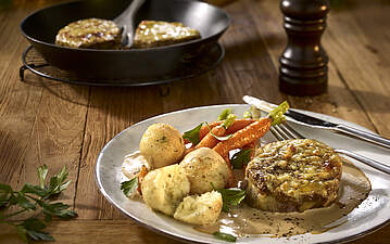 Überbackene Rindermedaillons mit Quarkklößchen