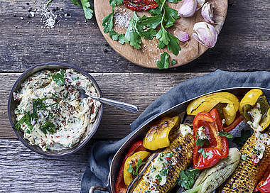 Einfache Kräuterbutter mit getrockneten Tomaten