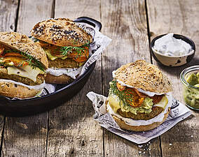 Vegetarischer Falafel Burger mit Avocado und Süßkartoffel Chips