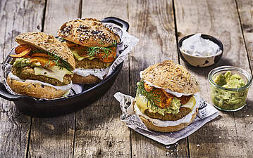 Vegetarischer Falafel Burger mit Avocado und Süßkartoffel Chips