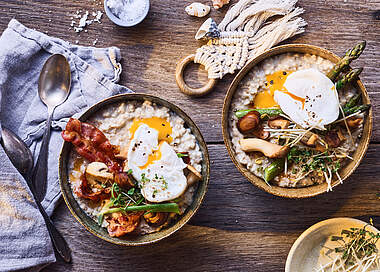 Herzhafter Porridge mit Bacon, Pilzen und pochiertem Ei