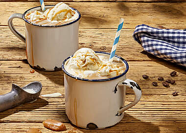 Eiskaffee mit Karamellschaum