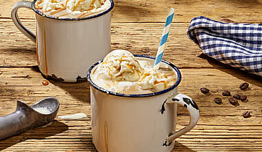 Eiskaffee mit Karamellschaum