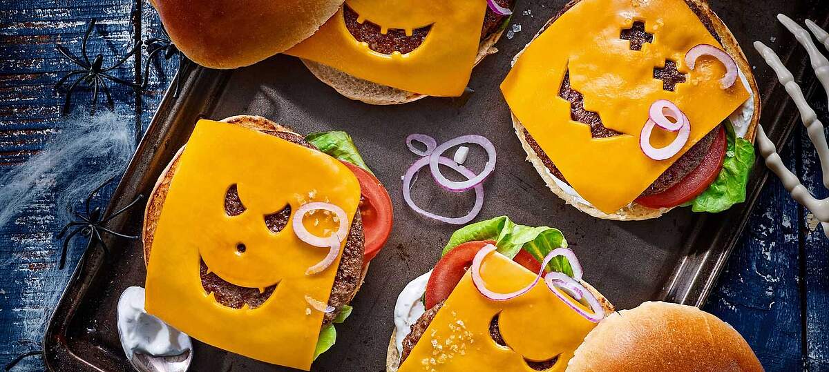 Rezeptbild für Cheeseburger mit gruseligen Käsegesichtern