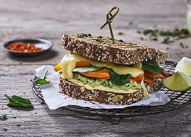 „Say Cheese“ Sandwich mit würzigem Müritzer Käse, Kürbis und Spinat