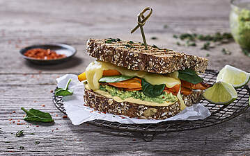 „Say Cheese“ Sandwich mit würzigem Müritzer Käse, Kürbis und Spinat