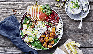 Proteinreiche Salat-Bowl mit Süßkartoffel
