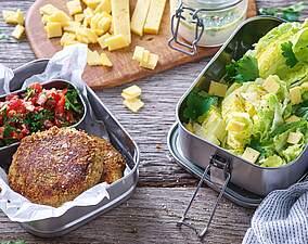 Vegetarische Linsen-Käse-Bratlinge mit Salsa und knackigen Salatherzen
