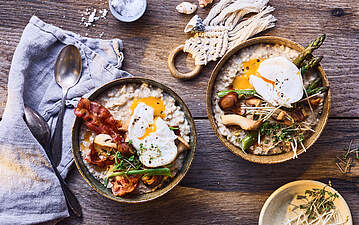 Herzhafter Porridge mit Bacon, Pilzen und pochiertem Ei
