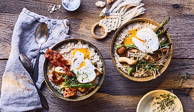 Herzhafter Porridge mit Bacon, Pilzen und pochiertem Ei