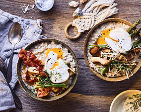 Herzhafter Porridge mit Bacon, Pilzen und pochiertem Ei