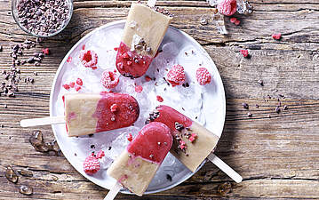 Kaffee-Stieleis mit Fruchtpüree und Kakaonibs