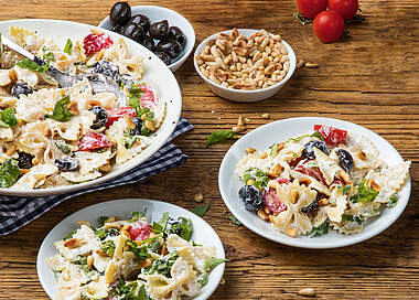 Schneller mediterraner Nudelsalat mit Kräuterquark