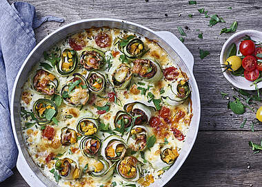 Bunter Auflauf: Überbackene Zucchini-Röllchen mit Paprika & Schinken