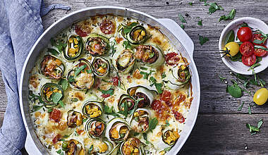 Bunter Auflauf: Überbackene Zucchini-Röllchen mit Paprika & Schinken