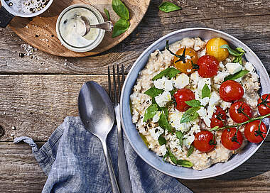 Herzhaftes Porridge mit Feta und gerösteten Tomaten