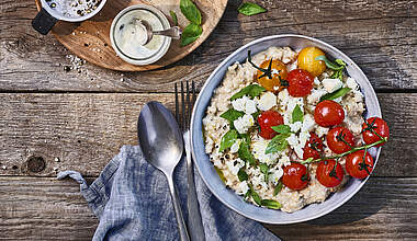 Herzhaftes Porridge mit Feta und gerösteten Tomaten