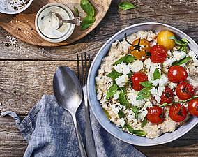 Rezept für Herzhaftes Porridge mit Feta und gerösteten Tomaten Herzhaftes Porridge mit Feta und gerösteten Tomaten
