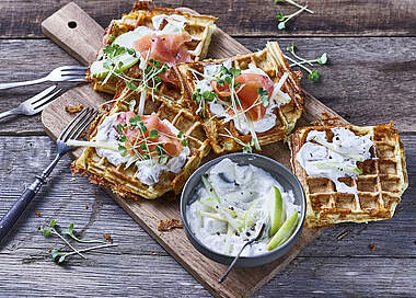 Kartoffelwaffeln mit 3-ZwiebelQuark, Räucherlachs und Kresse