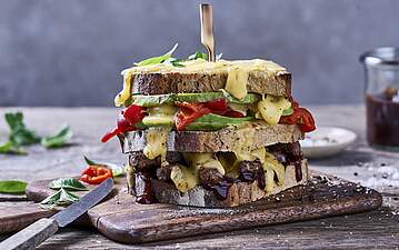 Saftiges BBQ Deluxe Käse-Sandwich mit Steak, Avocado & Grill-Paprika