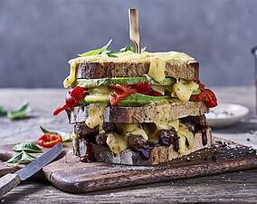 Saftiges BBQ Deluxe Käse-Sandwich mit Steak, Avocado & Grill-Paprika