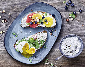 Frühstück: Herzhaftes oder süßes Low-Carb Brot mit körnigem Frischkäse