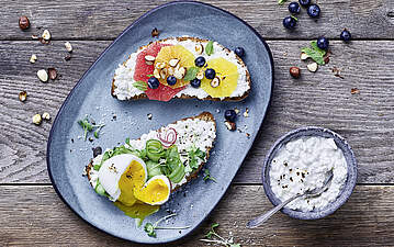 Frühstück: Herzhaftes oder süßes Low-Carb Brot mit körnigem Frischkäse
