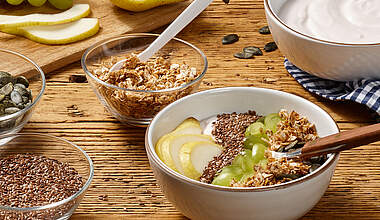 Quark-Bowl mit Kefir, knusprigen Honig-Dinkelflocken und Früchten