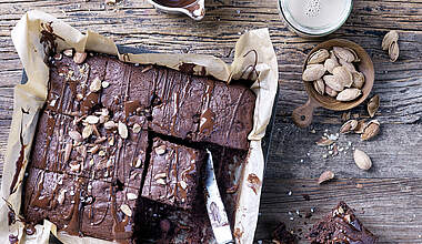 Kaffee-Brownies mit Salzmandeln
