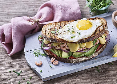 „Steife Brise“ Sandwich mit Käse, Spiegelei und Krabben