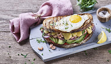 „Steife Brise“ Sandwich mit Käse, Spiegelei und Krabben