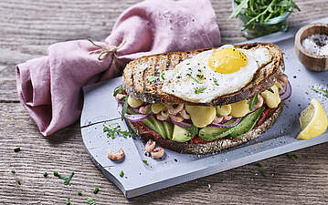 „Steife Brise“ Sandwich mit Käse, Spiegelei und Krabben