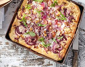 Veganer Zwiebelkuchen mit Räuchertofu