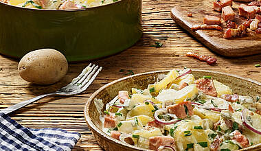 Klassischer Kartoffelsalat mit Speck und Fleischwurst