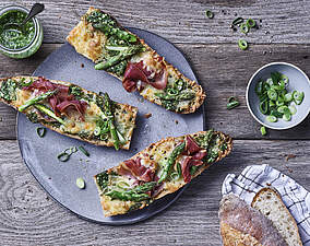 Rezept für Frühlings-Pizza-Baguette mit Parmaschinken, grünem Spargel & Pesto Frühlings-Pizza-Baguette mit Parmaschinken, grünem Spargel & Pesto