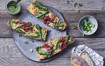 Frühlings-Pizza-Baguette mit Parmaschinken, grünem Spargel & Pesto