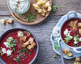 Rote Beete Suppe mit Käse-Croûtons, Kresse und Körnigem Frischkäse