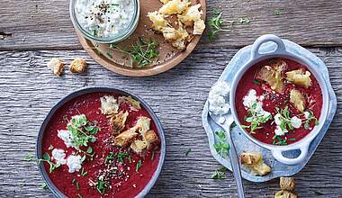 Rote Beete Suppe mit Käse-Croûtons, Kresse und Körnigem Frischkäse