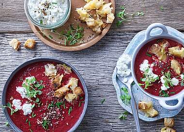 Rote Beete Suppe mit Käse-Croûtons, Kresse und Körnigem Frischkäse