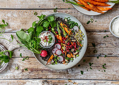 Linsen-Bowl mit Sprossen und Quark-Dip für abends